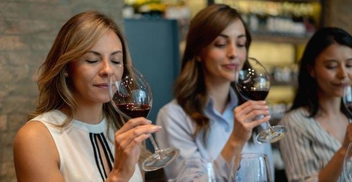 Sommeliers-tasting-wine Sommeliers-tasting-wine